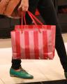 Taylor-Swift-Shopping-at-Victoria_s-Secret010