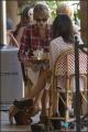 taylor-swift-bouchon-cafe-lunch-with-friend-6_200303661